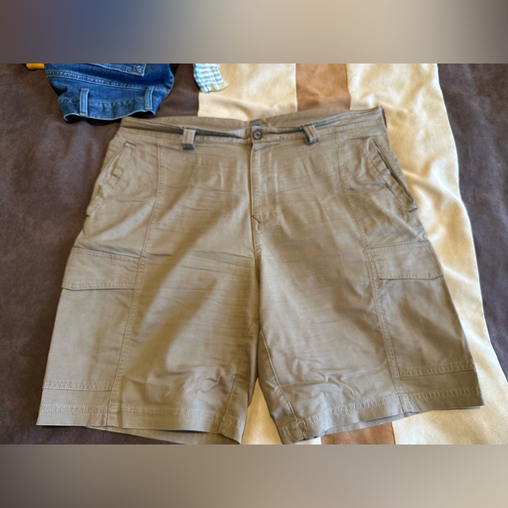 Tommy Bahama men’s cargo shorts size 36 Tan